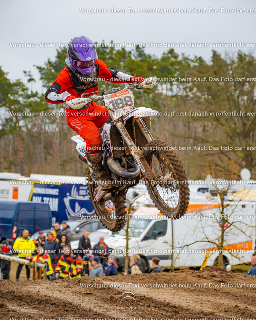 20260412_MCCBensdorf-0481 | Sportfotografin aus Berlin-Brandenburg mit Fokus auf Motocross. Ich halte deine sportliche Leistung und echte Emotionen auf und neben der Strecke professionell fest. Entdecke die Fotos von deinem Rennen und bestelle sie direkt hier im Shop.