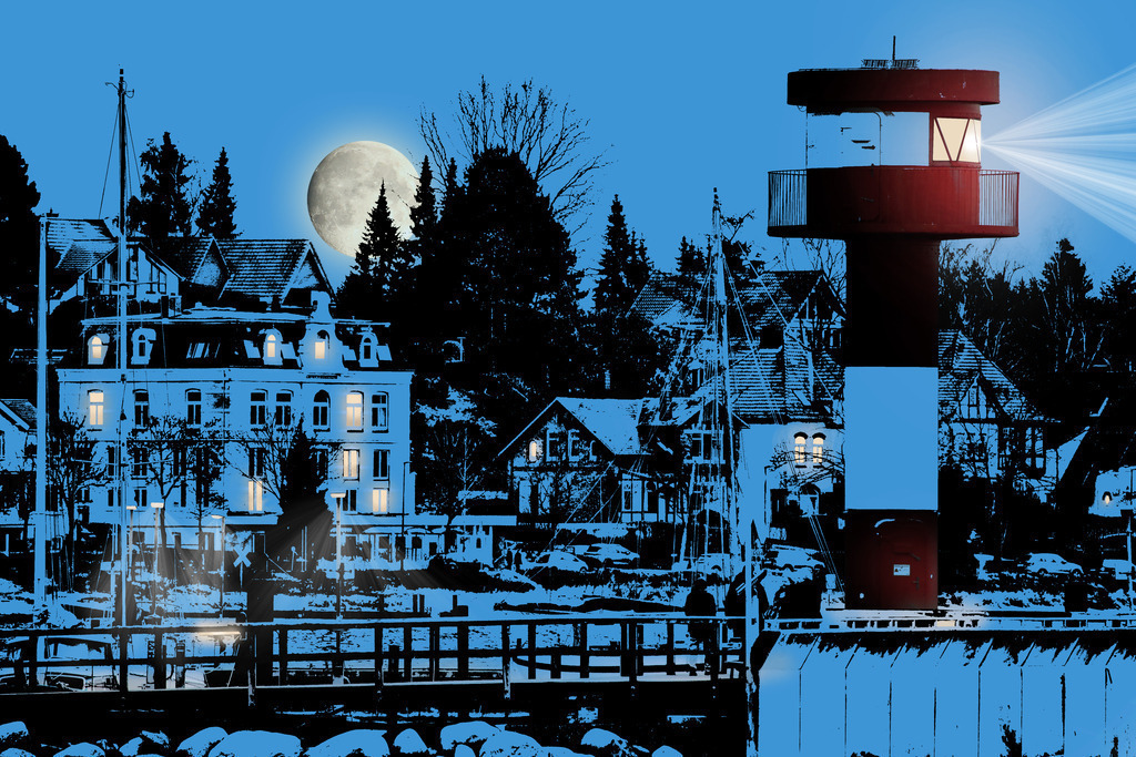 Photoart Moonlight: Leuchtturm am Yachthafen bei Nacht | Dieses Wandbild im Querformat zeigt die künstlerische Interpretation des Yachthafens mit Leuchtturm in Eckernförde bei Nacht. Das Leuchtfeuer des Leuchtturms scheint auf der rechten Seite in Richtung Meer. Der tiefstehende Mond befindet sich teilweise hinter einigen Bäumen. Aus einigen Fenstern der Häuser im Hintergrund ist Licht zu sehen. Dieses Bild ein Teil der Photoartserie Moonlight in der weitere maritime Orte im Mondlicht gezeigt werden.   - Realisiert mit Pictrs.com