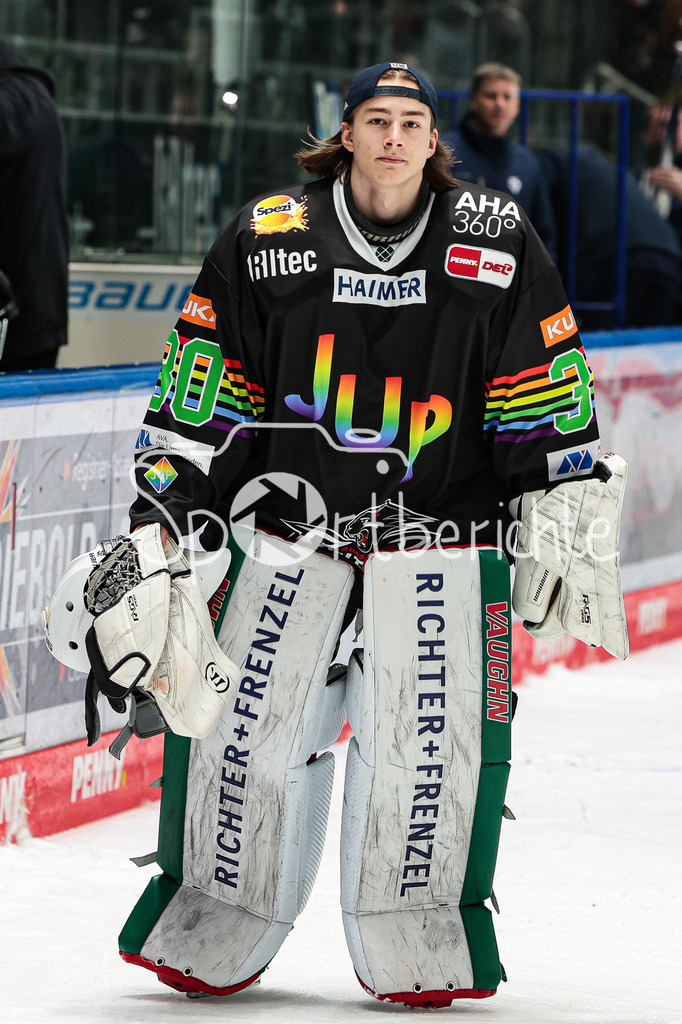 Augsburger Panther - ERC Ingolstadt | Niklas GRASSINGER (AEV #30) enttaeuscht nach der Partie