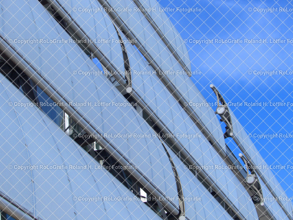 Blenden | Moderne Fassadenverkleidung eines Gebäudes - Realisiert mit Pictrs.com