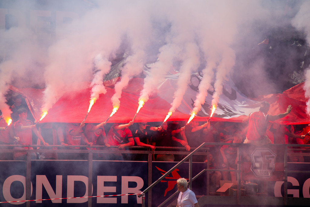 Rugby-Bundesliga, Saison 2024/25, Finale um die deutsche Meisterschaft: SC Frankfurt 1880 gegen TSV Handschuhsheim***Bild: Gute Stimmung bei den Fans von Frankfurt | Rugby-Bundesliga, Saison 2024/25, Finale um die deutsche Meisterschaft: SC Frankfurt 1880 gegen TSV Handschuhsheim***Bild: Gute Stimmung bei den Fans von Frankfurt - Realisiert mit Pictrs.com