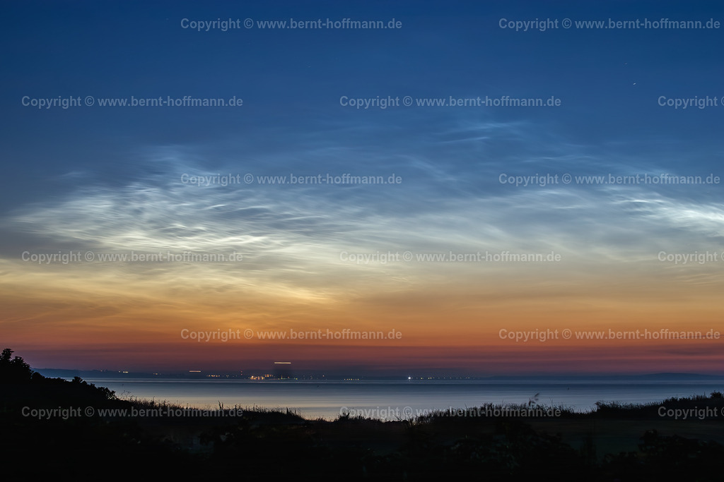 NLC_6261mod2_90x60 | FOTOGRAFIE. Leuchtende Nachtwolken über der Flensburger Außenförde. __ Die bewegten Lichter ( Lichtstreifen ) stammen von Segelyachten einer Nachtregatta in der Sonderburger Bucht. __ Seitenverhältnis = 3 zu 2.  - Realisiert mit Pictrs.com