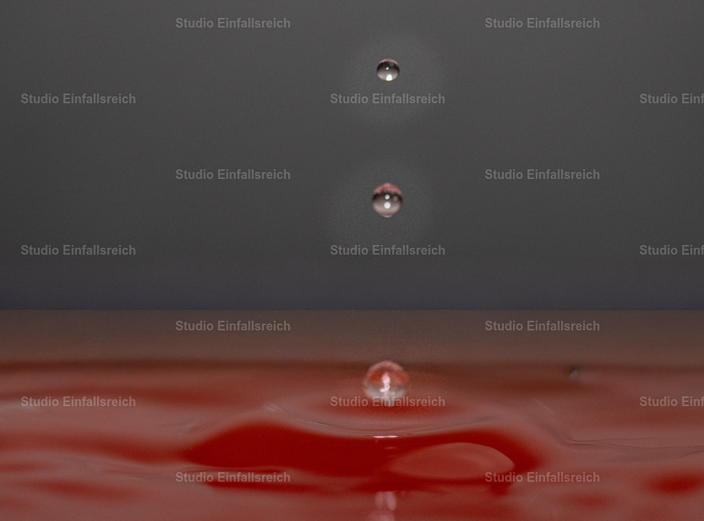 Impuls – Roter Tropfen | Der exakte Moment, in dem ein Tropfen auf rote Oberfläche trifft – Hochgeschwindigkeit, präzise eingefangen. Klare Formen und satte Farbe machen das Motiv zeitlos modern. Faszination Physik als Kunst. Als Fine-Art-Print und Wandbild in verschiedenen Größen erhältlich. - Realisiert mit Pictrs.com