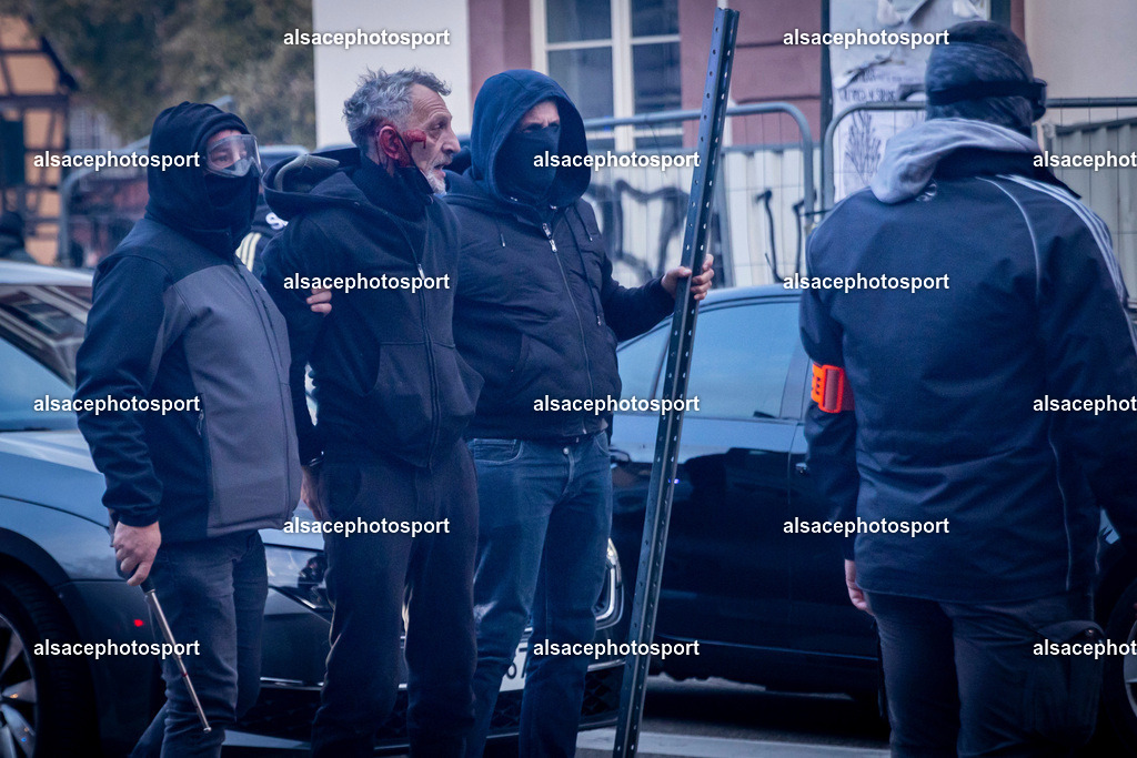 9L6A7501 | Strasbourg, France, 24 octobre 2026. Des manifestants affrontent les forces de l’ordre lors d’une mobilisation dans le centre-ville de Strasbourg. Des policiers interviennent pour disperser des groupes de manifestants, tandis que des gaz lacrymogènes sont utilisés. Des affrontements, des jets de projectiles et des dégradations sont observés dans plusieurs rues. Des barricades et des véhicules en feu témoignent de la tension qui règne en marge de la mobilisation. - Realisiert mit Pictrs.com