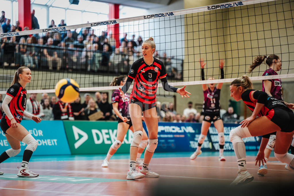Volleyball | Frauen | Saison 2025/2026 | Volleyball Bundesliga | ETV Hamburger Volksbank Volleys vs. Schwarz-Weiß Erfurt | 15.02.2026 | ETV kann den Ball nicht verteidigen, in der Mitte Anna Hartig (#5, ETV Hamburger Volksbank Volleys)