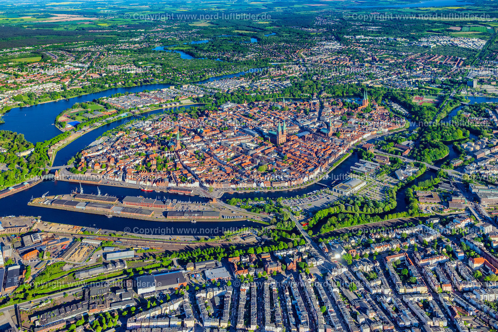 Lübeck_Altstadt_ELS_1472120524a | LüBECK 01.05.2024 Altstadtbereich und Innenstadtzentrum im Ortsteil Altstadt in Lübeck im Bundesland Schleswig-Holstein, Deutschland. Weiterführende Informationen bei: Hansestadt LÜBECK. // Old Town area and city center in the district Altstadt in Luebeck in the state Schleswig-Holstein, Germany. Further information at: Hansestadt LUeBECK. Foto: Martin Elsen