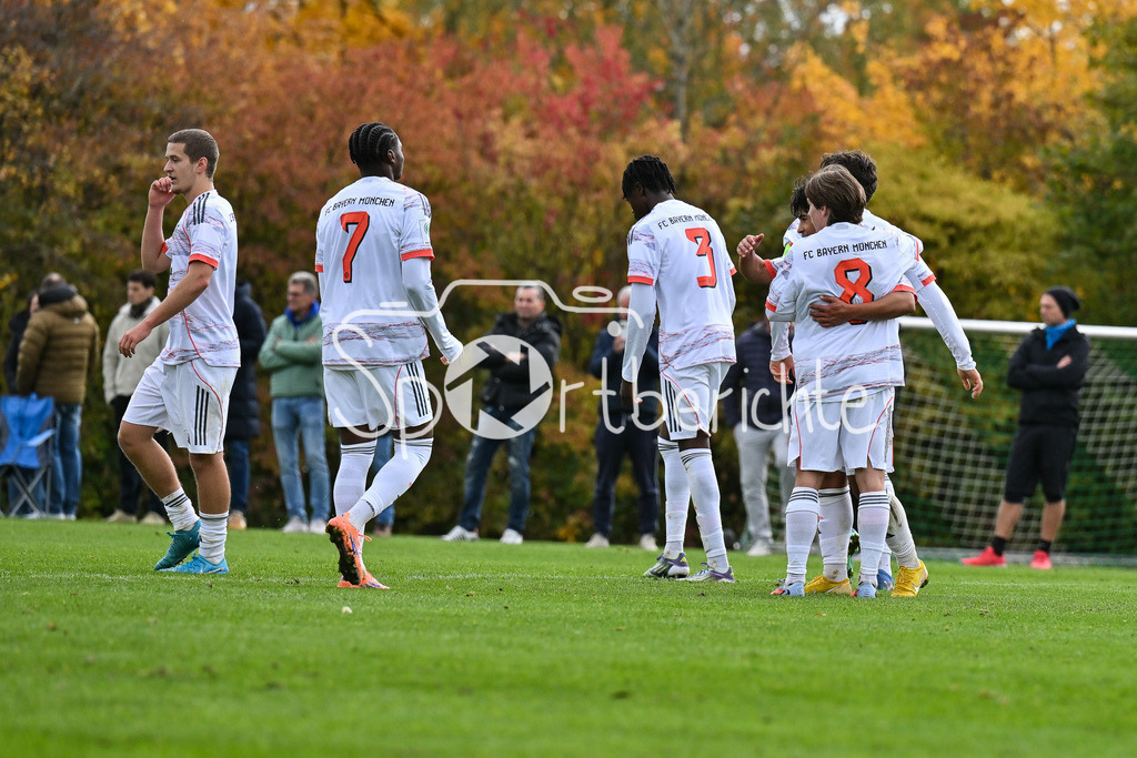 SpVgg Unterhaching U19 - FC Bayern München U19 | Jubel der Gäste nach dem Treffer zum 0-2 durch Maycon Douglas NORMANHA CAROZO (FC Bayern München U19 11) / Tor / Torschuetze / Freude / Happy / U19 DFB Nachwuchsliga: SpVgg Unterhaching - FC Bayern München; Sportschule Oberhaching am 18.10.2025