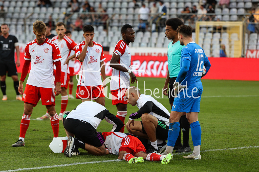 FC Bayern Amateure - FC Memmingen | Nach dem Foul von Dominik DEWEIN (FCM #12) liegt der verletzte Lucas Fernando COPADO SCHROBENHAUSER am Boden und muss behandelt werden
