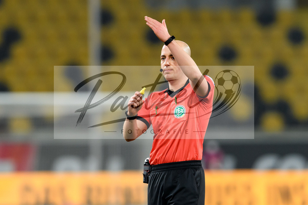 SGDHSV20220114_111 | Fussball, Herren: Schiedsrichter Nicolas Winter gestikuliert, Gestik bei dem Spiel der 2. Bundesliga zwischen SG Dynamo Dresden und Hamburger SV im Rudolf-Harbig-Stadion am 14.01.2022 in Dresden, Deutschland.DFB / DFL REGULATIONS PROHIBIT ANY USE OF PHOTOGRAPHS AS IMAGE SEQUENCES AND/OR QUASI-VIDEO. - Realisiert mit Pictrs.com