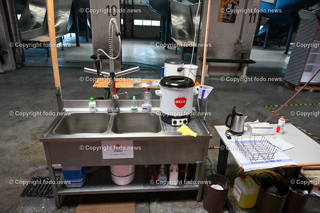 PVZ_ Postverteilerzentrum Linz_ Asylunterkunft_ 21.03.2023-21 | 21.03.20123, Postcity, PVZ, AUT, Postverteilerzentrum Linz, Asylunterkunft, im Bild Rotes Kreuz, Asylunterkunft wird geraeumt, Lager, Schlafstelle, Halle