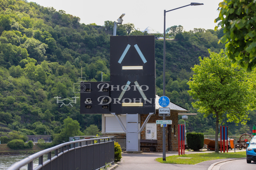 Sankt Goar-8969 | Um den schwierigen Rheinabschnitt zwischen Oberwesel und Sankt Goar für die Schifffahrt zu regeln gibt es Lichtzeichen. Damit wir angezeigt welche Schiffe in welcher größe sich grade in dem gefährlichen Bereich befinden. Es handelt sich also um eine Ampelanlage für Schiffe. - Realisiert mit Pictrs.com
