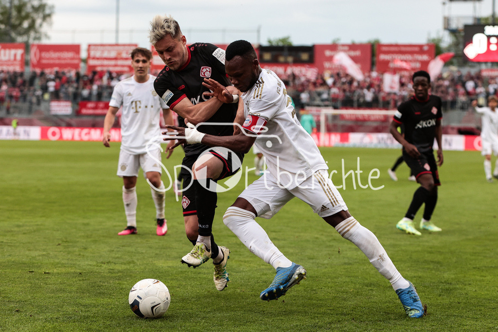 FC Würzburger Kickers - FC Bayern Amateure | Thomas HAAS (FWK #7) im Duell mit Desire SEGBE AZANKPO (FCB #34)