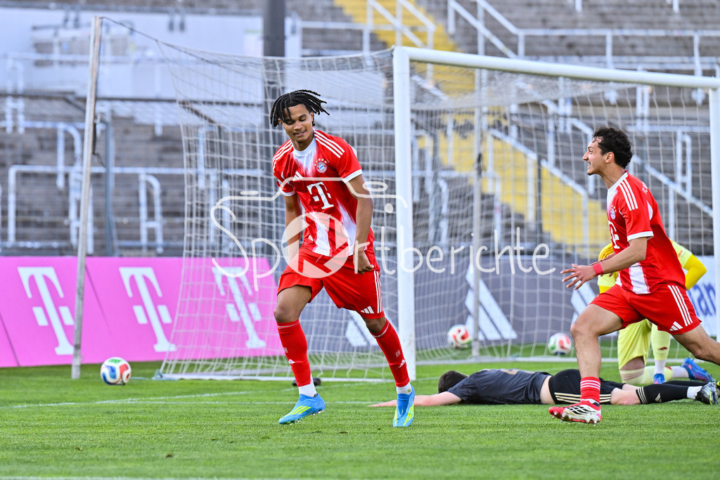 FC Bayern Amateure - SpVgg Ansbach | MUNICH, GERMANY - 17. APRIL: Jubel der Bayern nach dem Treffer zum 1-0 durch Julien YANDA (FC Bayern München II 16) / Tor / Torschuetze / Freude / Happy während dem Match zwischen den Amateuren des FC Bayern München und der SpVgg Ansbach am 29. Spieltag der Regionalliga Bayern im Grünwalder Stadion