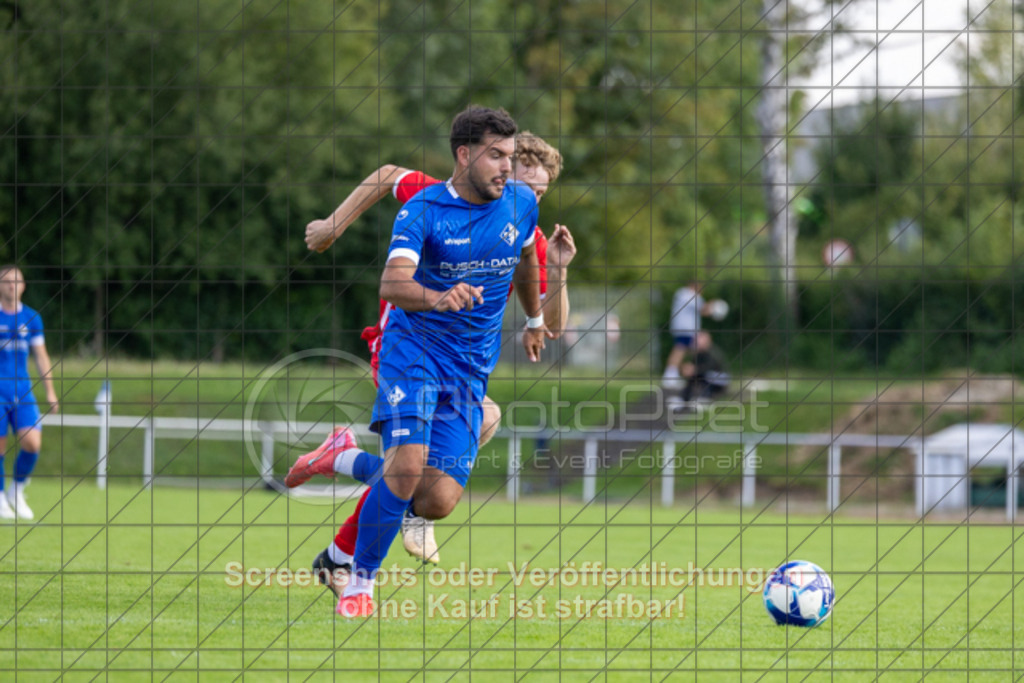 20250824_161903_0242 | #,1.FC Eislingen (blau) vs. MTV Stuttgart (rot), Fussball, Landesliga 2 - wfv, 02. Spieltag, Saison 2025/2026, Rasenplatz, Eichbachstation, Haldenstraße, 73054 Eislingen, 24.08.2025 - 15:00 Uhr,Foto: PhotoPeet-Sportfotografie/Peter Harich