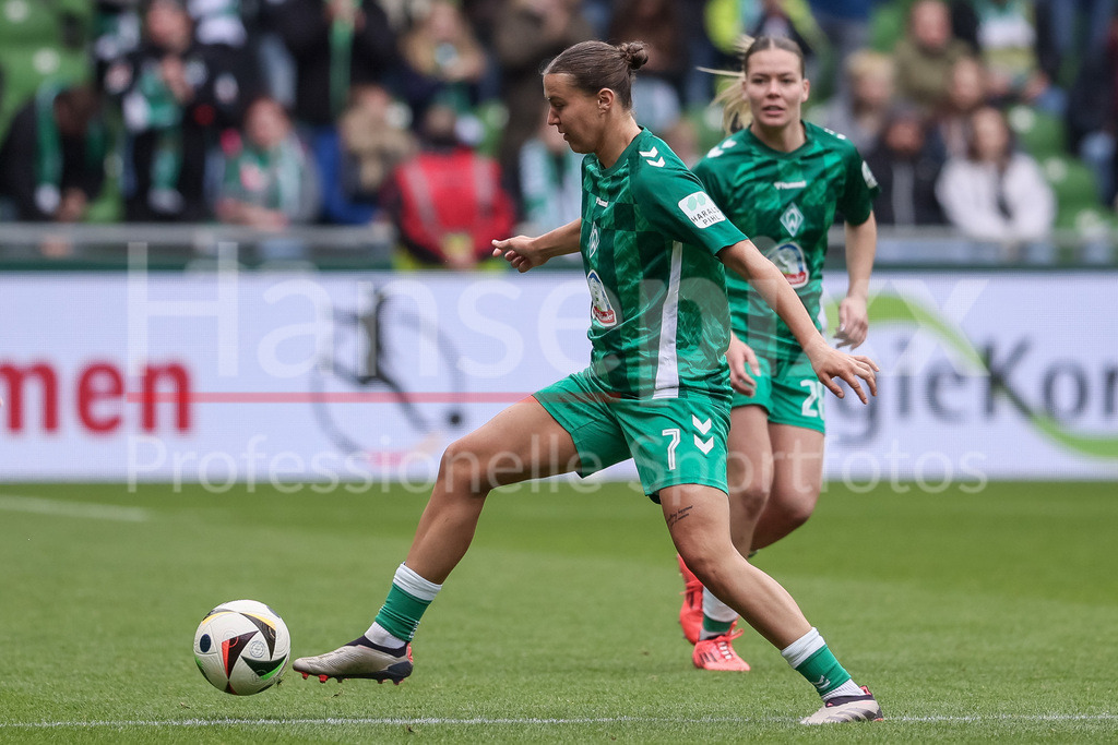 Fussball, Google Pixel Frauen-Bundesliga, SV Werder Bremen - Bayer 04 Leverkusen | v.li.: Larissa Mühlhaus (SV Werder Bremen, 7) am Ball, Einzelbild, Ganzkörper, Aktion, Action, Spielszene, DIE DFB-RICHTLINIEN UNTERSAGEN JEGLICHE NUTZUNG VON FOTOS ALS SEQUENZBILDER UND/ODER VIDEOÄHNLICHE FOTOSTRECKEN. DFB REGULATIONS PROHIBIT ANY USE OF PHOTOGRAPHS AS IMAGE SEQUENCES AND/OR QUASI-VIDEO.