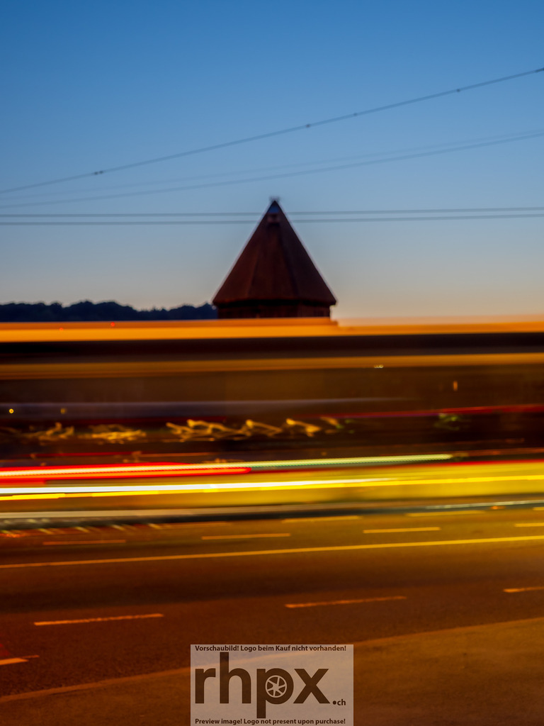Lichtspuren am Wasserturm | Licht. Dynamik. Geschichte.
Der historische Wasserturm steht als ruhender Pol inmitten der pulsierenden Stadt, während die Lichter des Verkehrs auf der Seebrücke zu leuchtenden Bändern verschmelzen. Diese Langzeitbelichtung fängt die faszinierende Energie des nächtlichen Luzerns ein.
Wähle unter "Produktauswahl" dein Wunschformat: Vom klassischen Wandbild über Puzzle &amp; Tassen bis zum digitalen Download (z.B. als Handy-Hintergrund).
 - Realisiert mit Pictrs.com