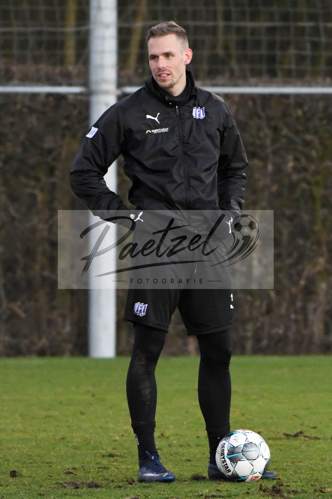 20200121_TRAOSN_0044 | Fußball, Herren: Maurice Trapp (VfL Osnabrück) schaut beim Training des VfL Osnabrück am 21.01.2020 im Sportpark Illoshöhe in Osnabrück, Deutschland.(Foto von Nico Paetzel) - Realisiert mit Pictrs.com