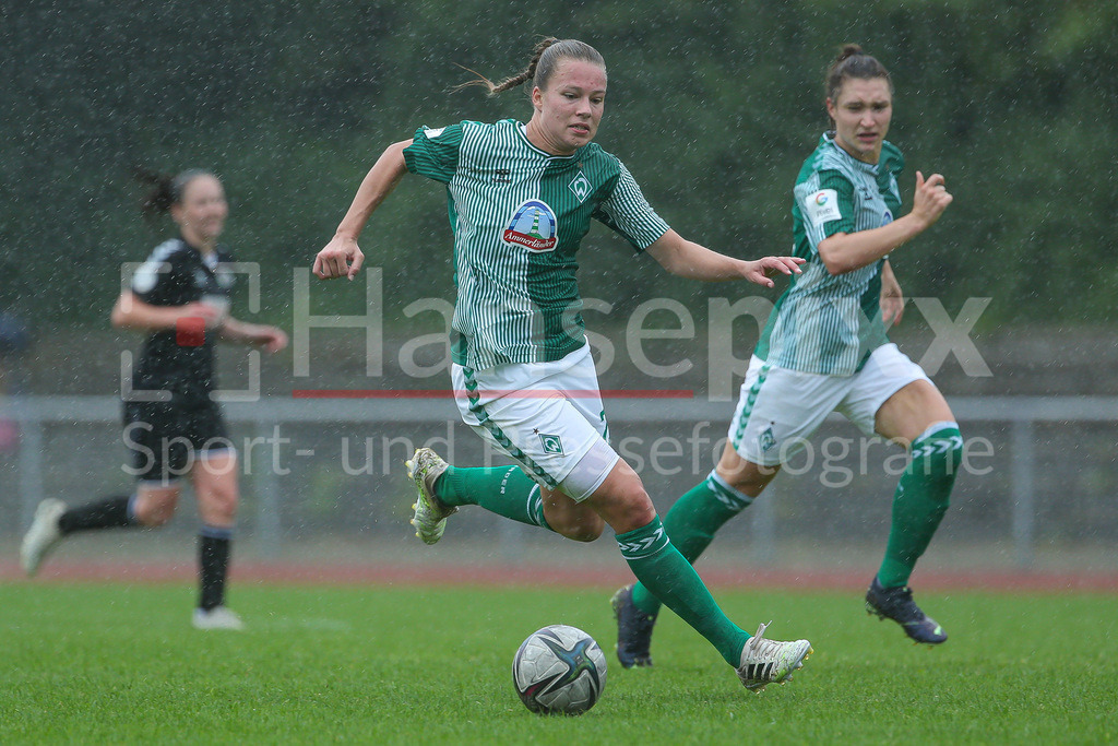 Fussball, Testspiel Frauen, SV Henstedt-Ulzburg - SV Werder Bremen | v.li.: Christin Meyer (SV Werder Bremen, 20) am Ball, Einzelbild, Ganzkörper, Aktion, Action, Spielszene