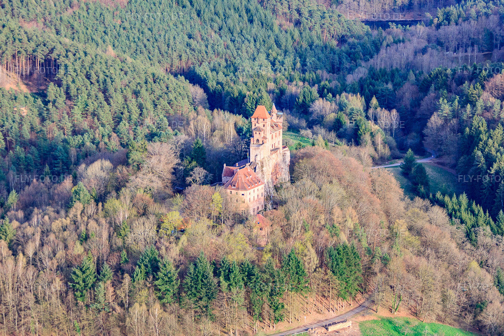 Luftbild: Burg Berwartstein in Erlenbach bei Dahn im Bundesland Rheinland-Pfalz in Deutschland. Foto: IMG_56538.jpg vom 17.04.2013 durch Werner Riehm/FLY-FOTO.deAuflösung des Originals: 4752 x 3168 pxBURGBERWARTSTEIN.DE