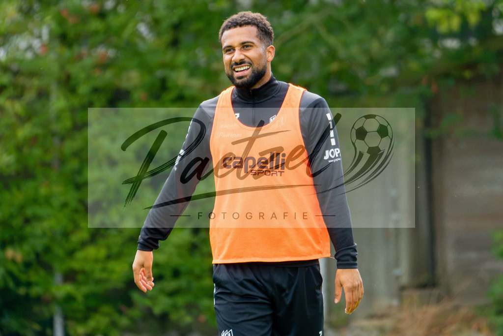 20260909_TRAOSN_0087 | Fußball, Herren: Daniel Kyereh (VfL Osnabrück) schaut beim Training des VfL Osnabrück am 09.09.2026 im Sportpark Illoshöhe in Osnabrück, Deutschland.(Foto von Nico Paetzel) - Realisiert mit Pictrs.com