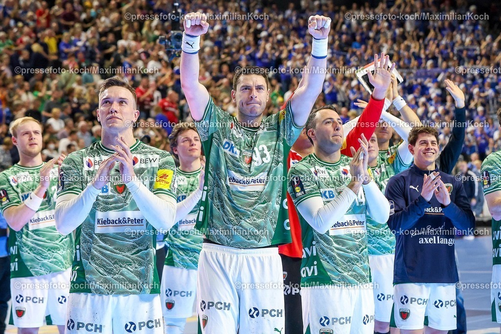 xSSCx18042601038 | 18.04.2026, xsscx, Handball, DHB-Pokal Lidl Final4, TBV Lemgo-Lippe - Füchse Berlin, Saison 2025 / 2026 Herren, Lanxess Arena: Die Mannschaft der Füchse Berlin feiert den Sieg über den TBV Lemgo - Lasse Andersson (Füchse Berlin #11) Photo: xSandraxScherningxPressefotoKochx