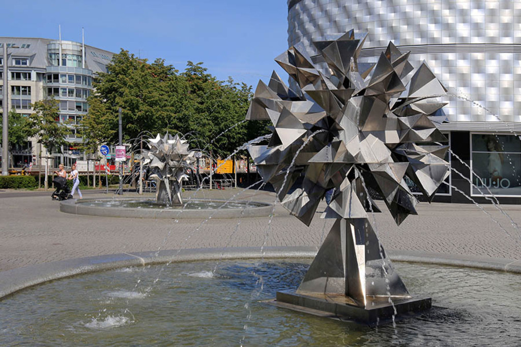 Foto: Leipzig - Pusteblumen-Brunnen | Das Team hinter BILDLEXIKON LEIPZIG bündelt historische wie aktuelle Informationen über die Stadt Leipzig in Text und Bild auf einer Plattform und stellt diese der interessierten Öffentlichkeit zur Verfügung.