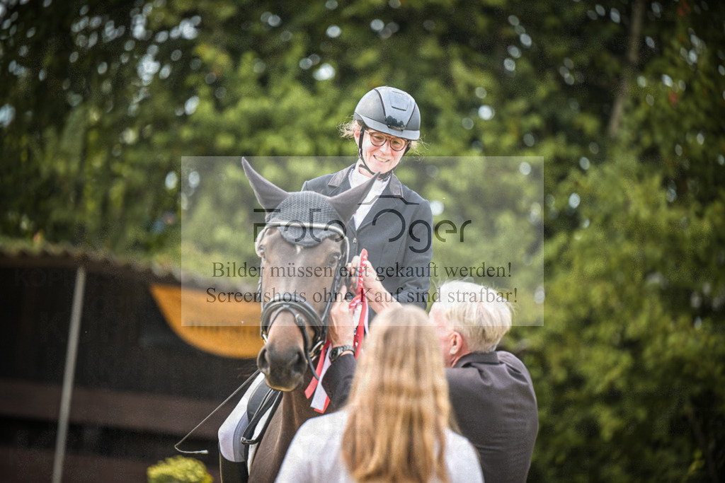 DOS_7548 | Entdecke hochwertige Reitturnierfotos von Foto Oger. Professionell, emotional und authentisch – jetzt Lieblingsmomente im Shop bestellen.Deutschlandweite Turnierfotografie. - Realisiert mit Pictrs.com