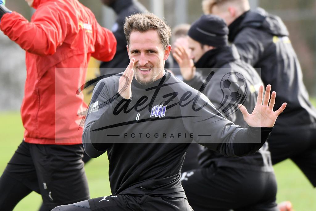 20200130_TRAOSN_0009 | Fußball, Herren: Ulrich Taffertshofer (VfL Osnabrueck) waermt sich auf waehrend der Trainingseinheit des VfL Osnabrueck im Sportpark Illoshoehe am 30.01.2020 in Osnabrueck, Deutschland. - Realisiert mit Pictrs.com