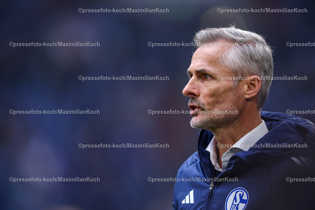 Schalke10112402097 | 10.11.2024, Fußball, FC Schalke 04 - SSV Jahn Regensburg, 2. Fußball Bundesliga, Veltins-Arena Gelsenkirchen, Saison 2024 2025: Trainer Kees van Wonderen (S04 Cheftrainer) steht an der SeitenlinieDFB regulations prohibit any use of photographs as image sequences and or quasi-video.