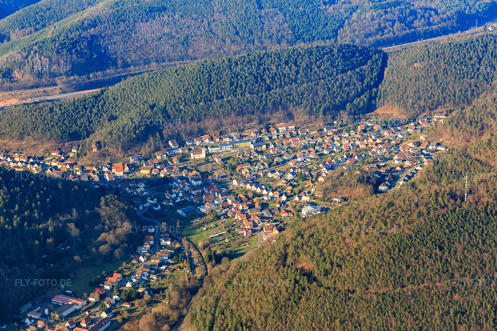 Luftbild: Ortsansicht in Hinterweidenthal im Bundesland Rheinland-Pfalz in Deutschland. Foto: IMG_086771.jpg vom 26.03.2016 durch Werner Riehm/FLY-FOTO.de
