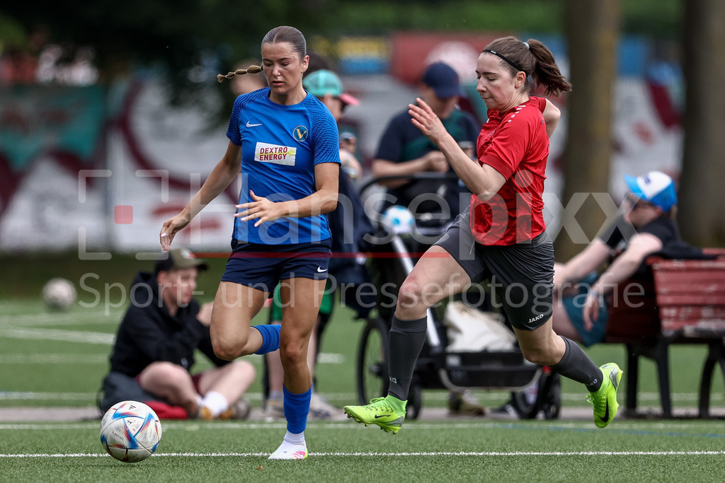 Fussball, Aufstiegsrunde Regionalliga Nord Frauen, FC Union 60 - SC Victoria Hamburg | v.li.: Finja Paape (SC Victoria Hamburg, 17) und Jette Wille (FC Union 60 Bremen, 3) im Zweikampf, Duell, Dynamik, Aktion, Action, Spielszene