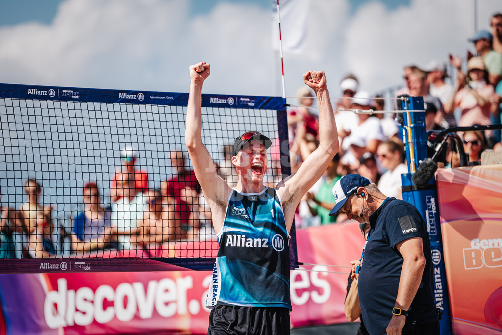 Beachvolleyball | Männer  | Allianz German Beach Tour 2024 | Tourstop Kühlungsborn | 10.08.2024 | Philipp Huster jubelt nach dem Sieg