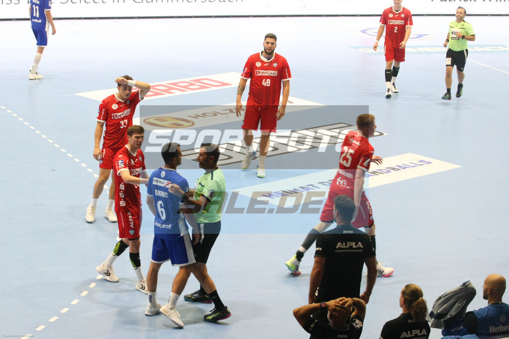 VFL Gummersbach - TBV Lemgo-Lippe | Milos Vujovic beim Referee - © Sportfoto-Sale (MK) - Realisiert mit Pictrs.com