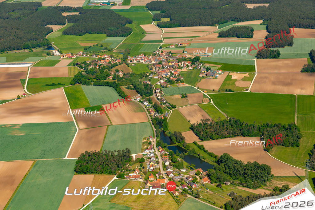 Das Luftbild zeigt : Dürrenmungenau Abenberg - Die Luftaufnahme wurde 2024 vom UL-Flugzeug aus erstellt ( keine Drohne ) - Hochauflösende Luftaufnahme - Für grossformatige Ausdrucke geeignet. Die Geschenkidee !Mit Lizenz und Bildrechte bestellbar