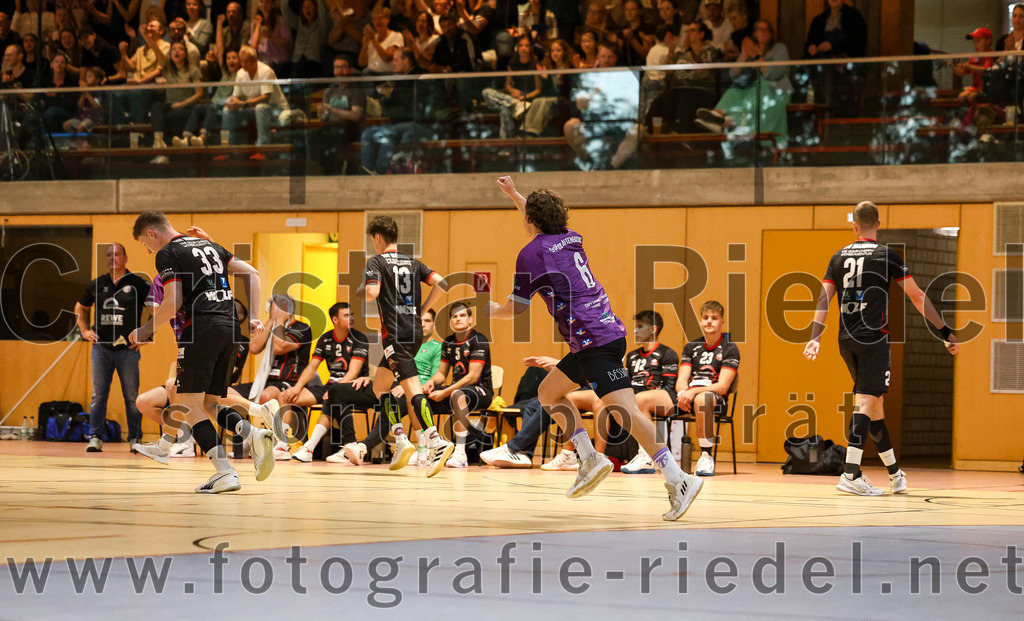2024-09-21_074_SpVgg_Altenerding_gegen_TSV_1861_Mainburg | Erding, Deutschland, 21.09.2024:Handball, Bezirksoberliga Männer 2024 / 2025, 1. Spieltag, SpVgg Altenerding gegen TSV 1861 Mainburg, Endergebnis: 36:20Maximilian Seitz (TSV 1861 Mainburg, #33), Paul Hofbauer (TSV 1861 Mainburg, #13), Jabob Köhler (SpVgg Altenerding, #6), Michael Fischbäck (TSV 1861 Mainburg, #21)Foto: Christian Riedel / fotografie-riedel.net