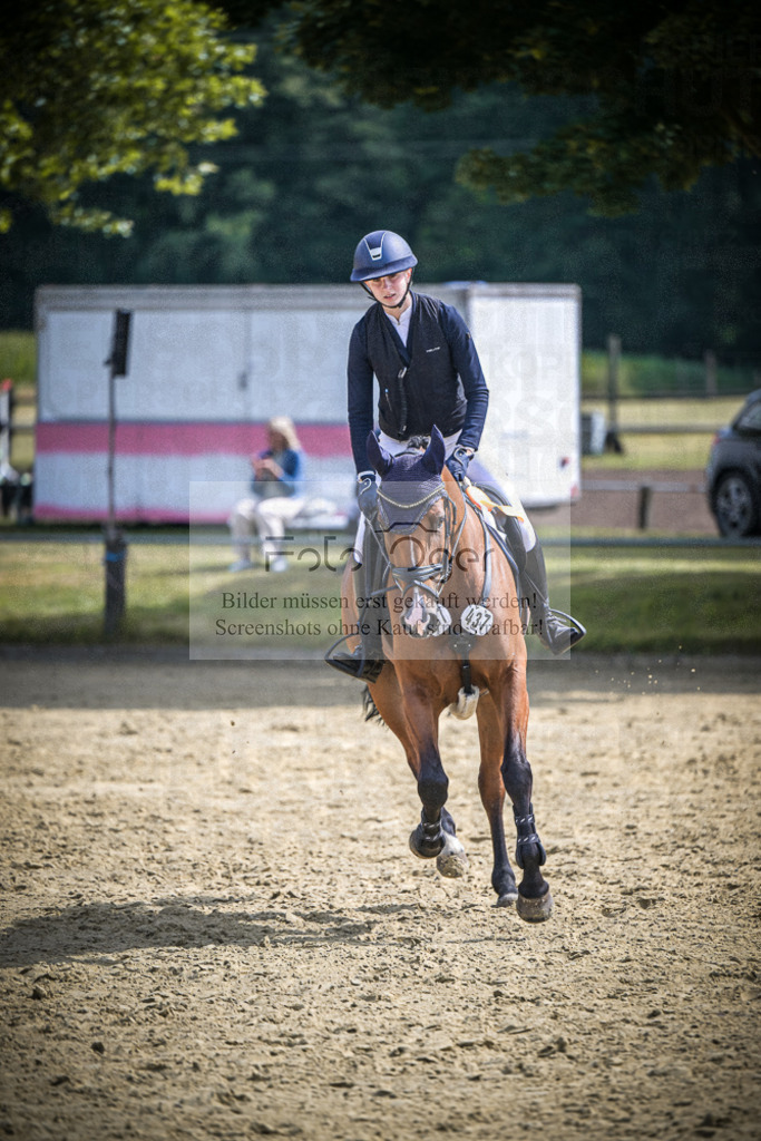 DOS_6564 | Entdecke hochwertige Reitturnierfotos von Foto Oger. Professionell, emotional und authentisch – jetzt Lieblingsmomente im Shop bestellen.Deutschlandweite Turnierfotografie. - Realisiert mit Pictrs.com
