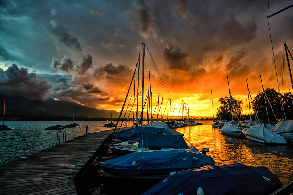 Hilterfingen Main Harbour | Dramatischer Sonnenuntergang am Bootshafen in Hilterfingen. 
-----------------------------------------------
Dramatic sunset at the boat harbor in Hilterfingen.
-----------------------------------------------
Dieser Druck ist in einer limitierten Auflage von 5 Exemplaren erhältlich. 
This print is available in a limited edition of 5 copies. 
http://art.hess.photography/18-hilterfingen-main-harbour.html - Realisiert mit Pictrs.com