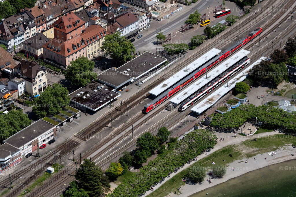 4027528 | RADOLFZELL AM BODENSEE 17.05.2020 Gleisverlauf und Bahnhofsgebäude in Radolfzell am Bodensee im Bundesland Baden-Württemberg, Deutschland. // Train station railway building in Radolfzell am Bodensee in the state Baden-Wuerttemberg, Germany. Foto: Gerhard Launer