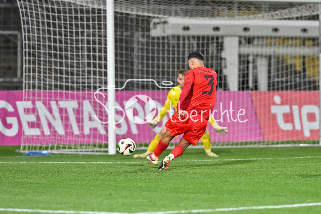 FC Bayern Amateure - TSV Schwaben Augsburg | in dieser Szene trifft Davide Dell´ERBA (FC Bayern München II #3) zum 3-0 Endstand / Tor / Treffer / Torschuetze / Regionalliga Bayern: FC Bayern Muenchen II - TSV Schwaben Augsburg, Gruenwalder Stadion am am 25.10.2024