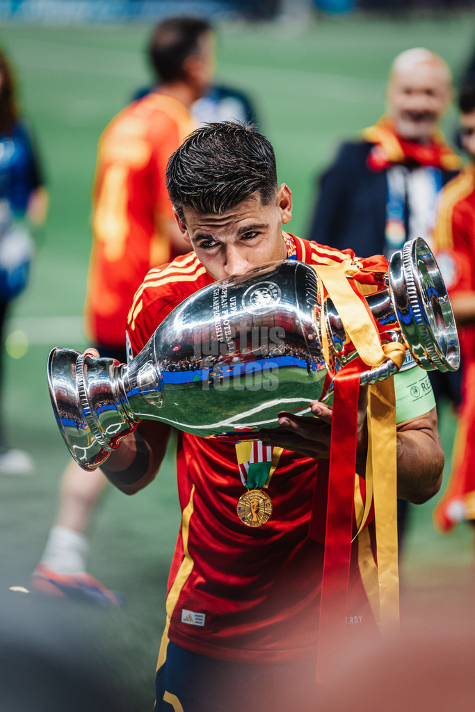 Fußball | Herren | UEFA-Fußball-Europameisterschaft 2024 | Finale | Spanien vs. England | 14.07.2024 | Alvaro Morata (#7, Spanien) küsst den Pokal