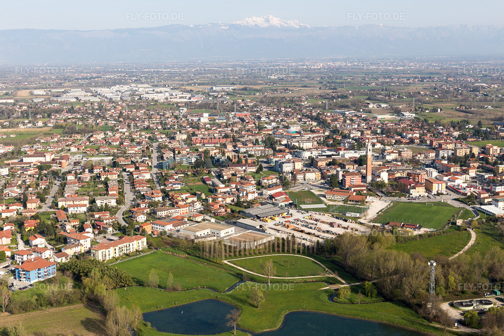 Luftbild: Ortsansicht in Colle im Bundesland Friaul-Julisch Venetien in Italien. Foto: IMG_105736.jpg vom 08.04.2018 durch Werner Riehm/FLY-FOTO.de