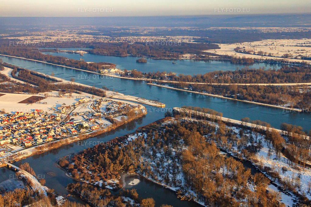 Vue aérienne: Vue du village depuis le sud, sur les rives de la rivière Sauer, en hiver sous la neige. à Munchhausen dans le département Bas Rhin, France – .Photo: IMG_36624.jpg prise le 05/01/2011 par Werner Riehm/FLY-FOTO.eu – Résolution de l'original: 4752 x 3168 px