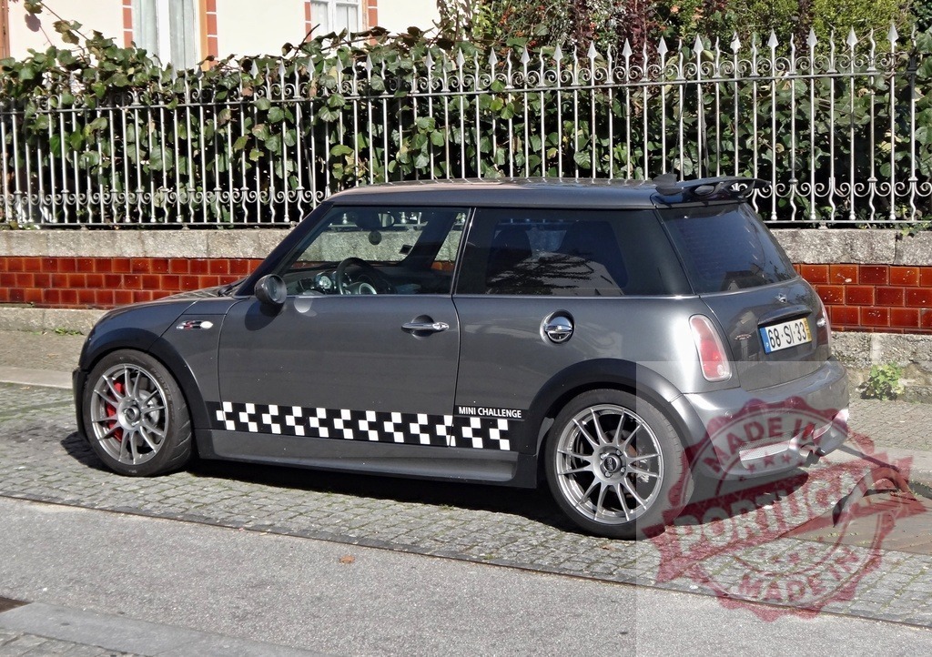 Mini Cooper S Mini Challenge parked in street | Gray Mini Cooper S with checkerboard stripe parked on a cobblestone street - Realisiert mit Pictrs.com