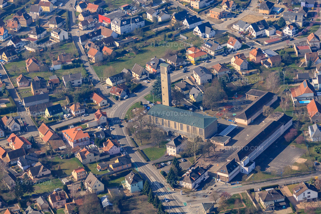 Aerial view: Groupe scolaire Ill au Rhin and Paroisse Catholique St Nazaire et Celse in Gambsheim in the state Bas-Rhin, France. – Photo: IMG_62887.jpg taken on 03/09/2014 by Werner Riehm/FLY-FOTO.com – Resolution of the original: 4752 x 3168 px – la Paroisse