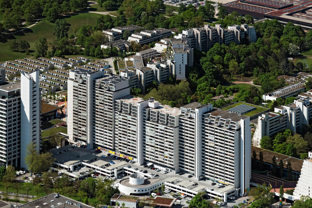 dr__0063808.jpg | MüNCHEN 29.04.2025 Hochhaus- Gebäude der Hotelanlage Arthotel ANA im Olympiapark an der Lerchenauer Straße in München im Bundesland Bayern, Deutschland. // High-rise building of the hotel complex Arthotel ANA in Olympiapark on street Lerchenauer Strasse in Munich in the state Bavaria, Germany. Foto: Daniel Reiter