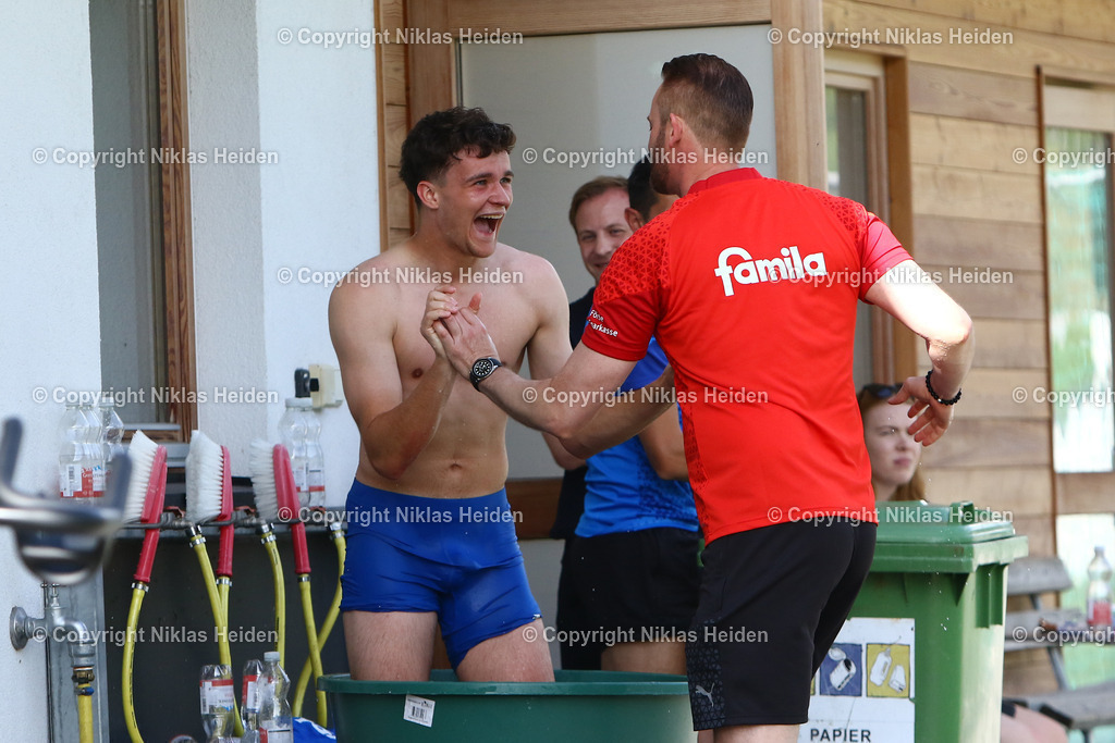NH_HolsteinKiel_Trainingslager_Oesterreich_Training_31072024 | #14 Max Geschwill (Holstein Kiel) machte Spaß mit Physio Tim Höper.Fußball I Herren I Training I Saison 2024-2025 I Holstein Kiel I Trainingslager Seefeld (Österreich) I 31.07.2024 I Seefeld Sports Arena
