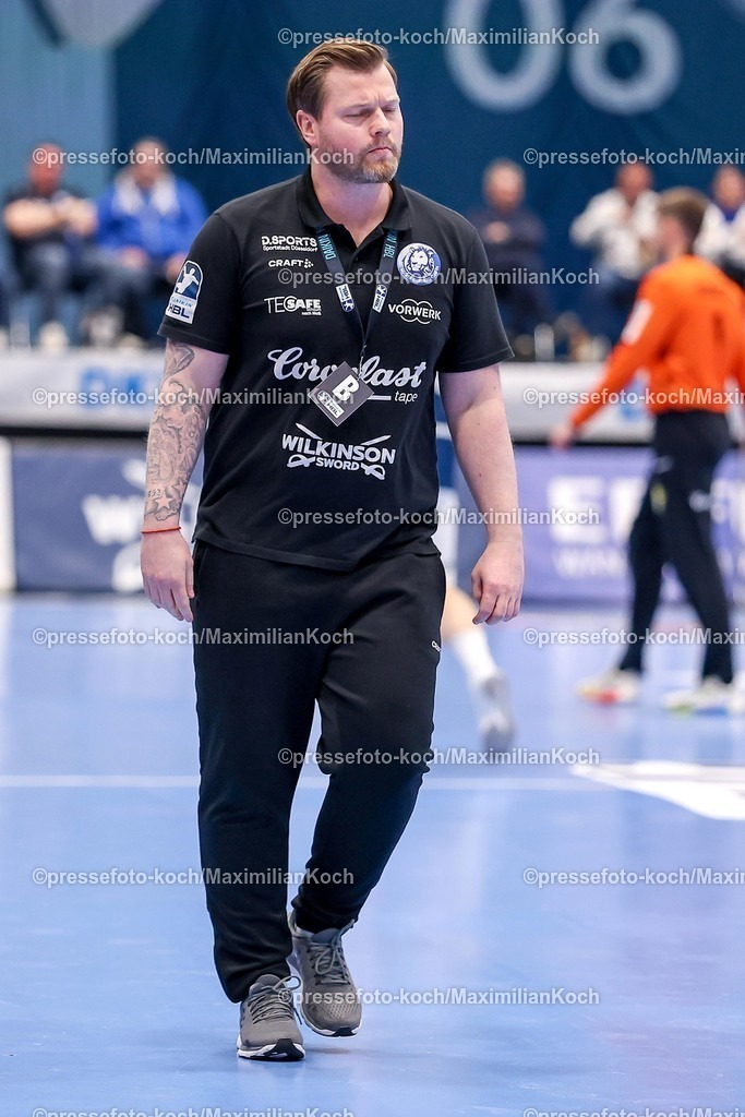 BHC02042601035 | 02.04.2026, Handball, HBL, Bergischer HC - VfL Gummersbach, Mitsubishi Electric HALLE Düsseldorf: Cheftrainer Arnor Gunnarsson (BHC #hc) enttäuscht Enttäuschung 