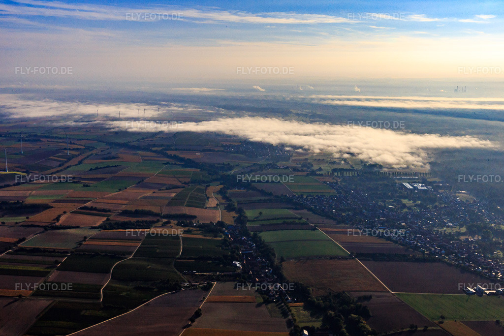 Luftbild: Morgendliche Wolken überm Viehstrich im Ortsteil Schaidt in Wörth im Bundesland Rheinland-Pfalz in Deutschland. Foto: IMG_139252.jpg vom 01.10.2023 durch Werner Riehm/FLY-FOTO.de
