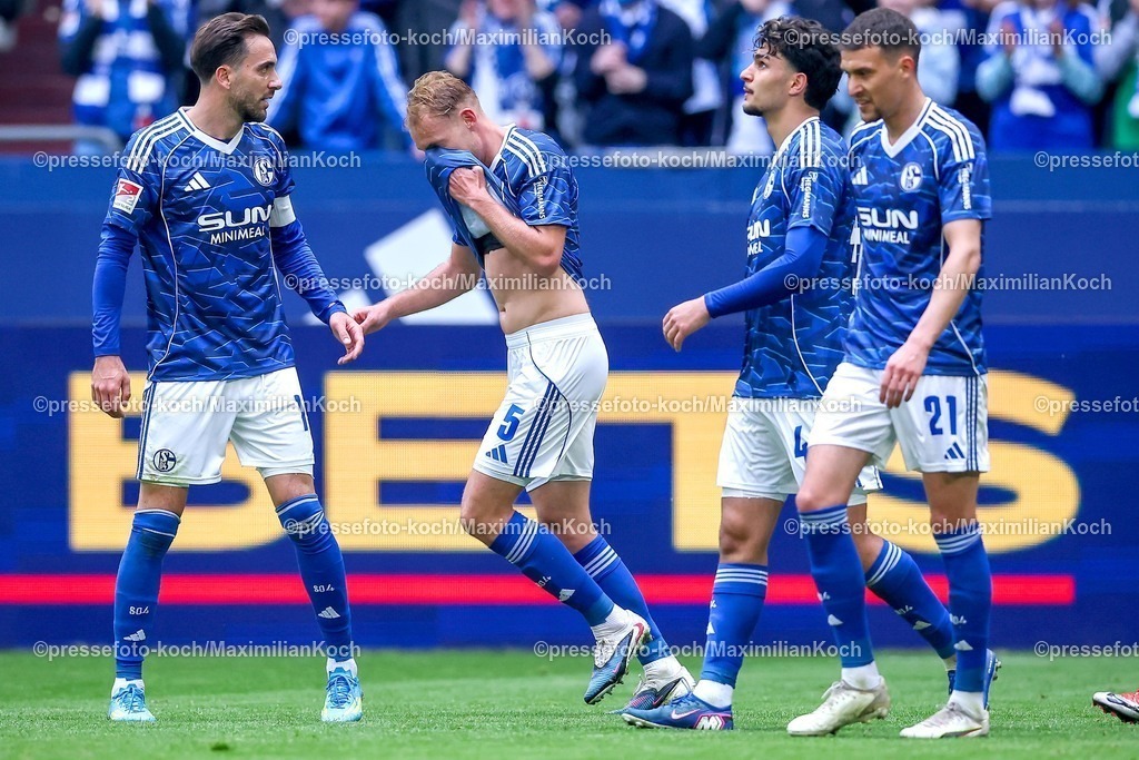 S0419042601023 | 19.04.2026, Fußball, FC Schalke 04 - SC Preußen Münster, 30. Spieltag, 2. Fußball Bundesliga, Veltins-Arena Gelsenkirchen, Saison 2025 2026: Torjubel nach dem Tor zum 2:0 durch Torschütze Timo Becker&nbsp;(Schalke04 #05)  zusammen mit Kenan Karaman&nbsp;&nbsp;(Schalke04 #19) Dejan Ljubicic&nbsp;(Schalke04 #21) Hasan Kurucay&nbsp;(Schalke04 #04)   DFB regulations prohibit any use of photographs as image sequences and or quasi-video.