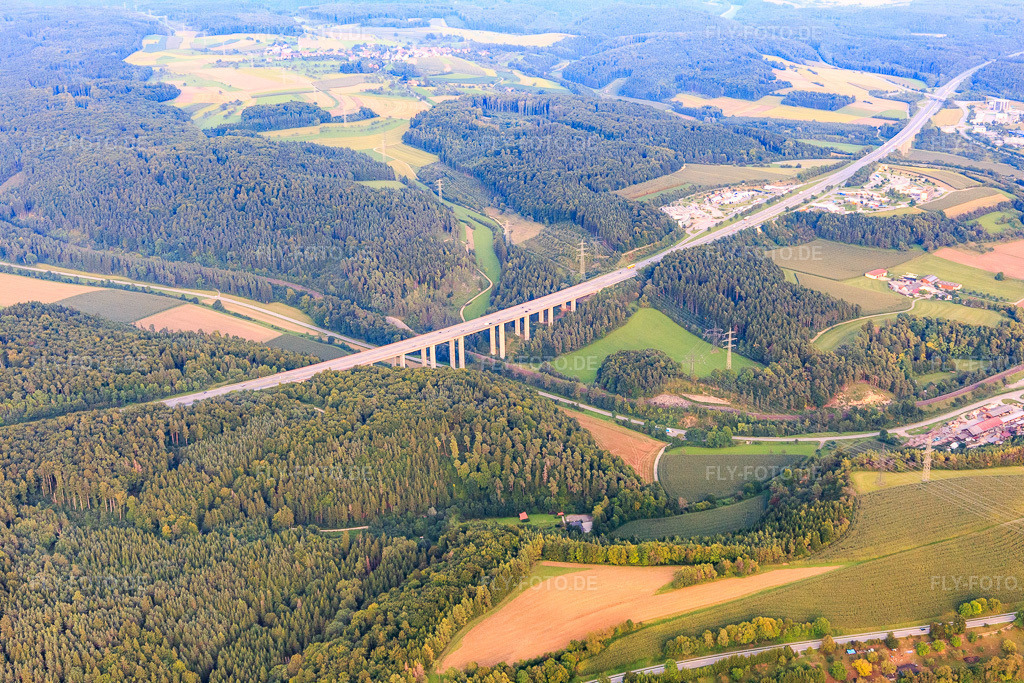 Luftbild: Talbrücke der A81 über den Talbach mit B491 in Engen im Bundesland Baden-Württemberg in Deutschland. Foto: IMG_102808.jpg vom 25.08.2017 durch Werner Riehm/FLY-FOTO.de